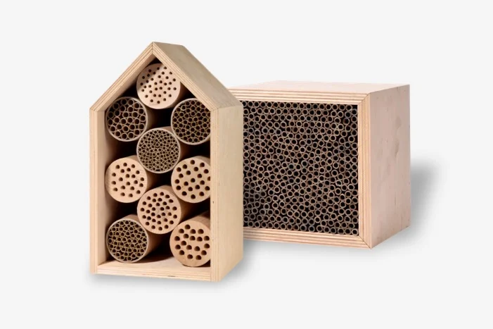 Zwei Insektenhotels aus Holz